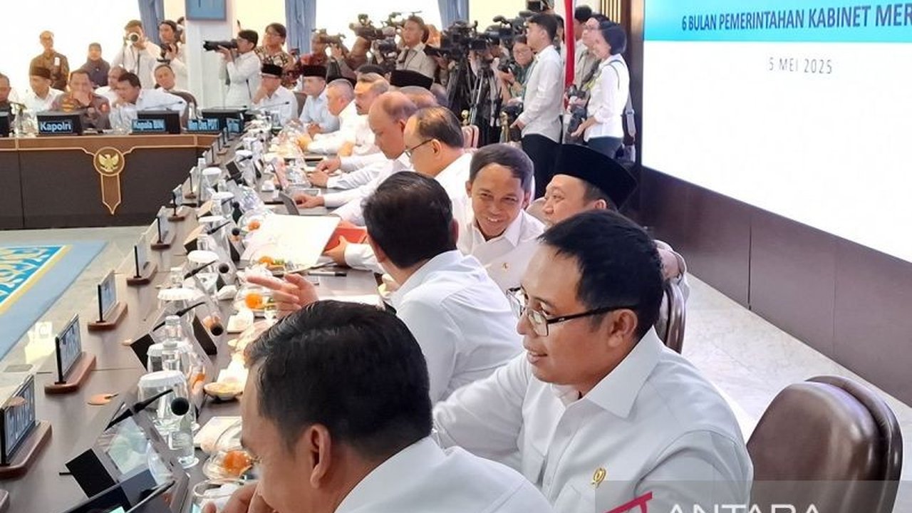 Hasan Nasbi kembali menjabat Kepala Sekretariat Presiden (PCO) setelah Presiden Prabowo Subianto memerintahkannya untuk kembali bertugas, meskipun sebelumnya telah mengajukan surat pengunduran diri.