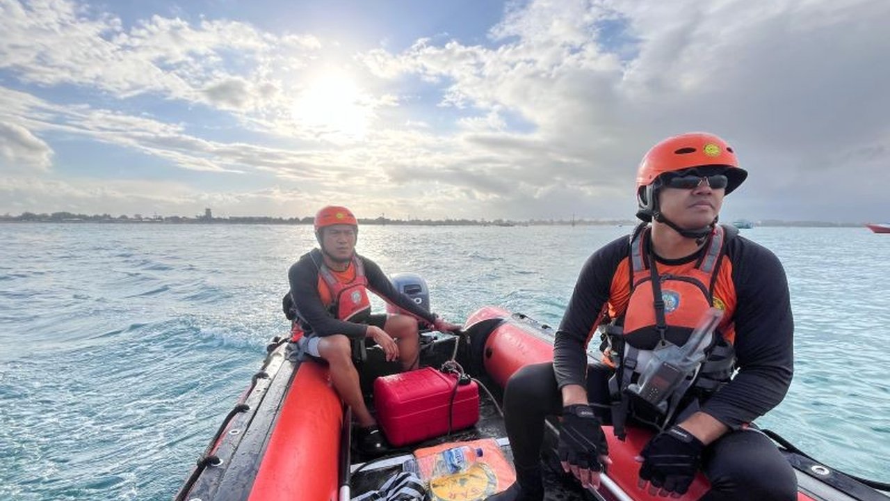 Seorang warga negara asing (WNA) asal Yordania dilaporkan hanyut di Pantai Batu Belig, Seminyak, Badung, saat berenang tengah malam; upaya pencarian oleh Basarnas Bali masih berlangsung.