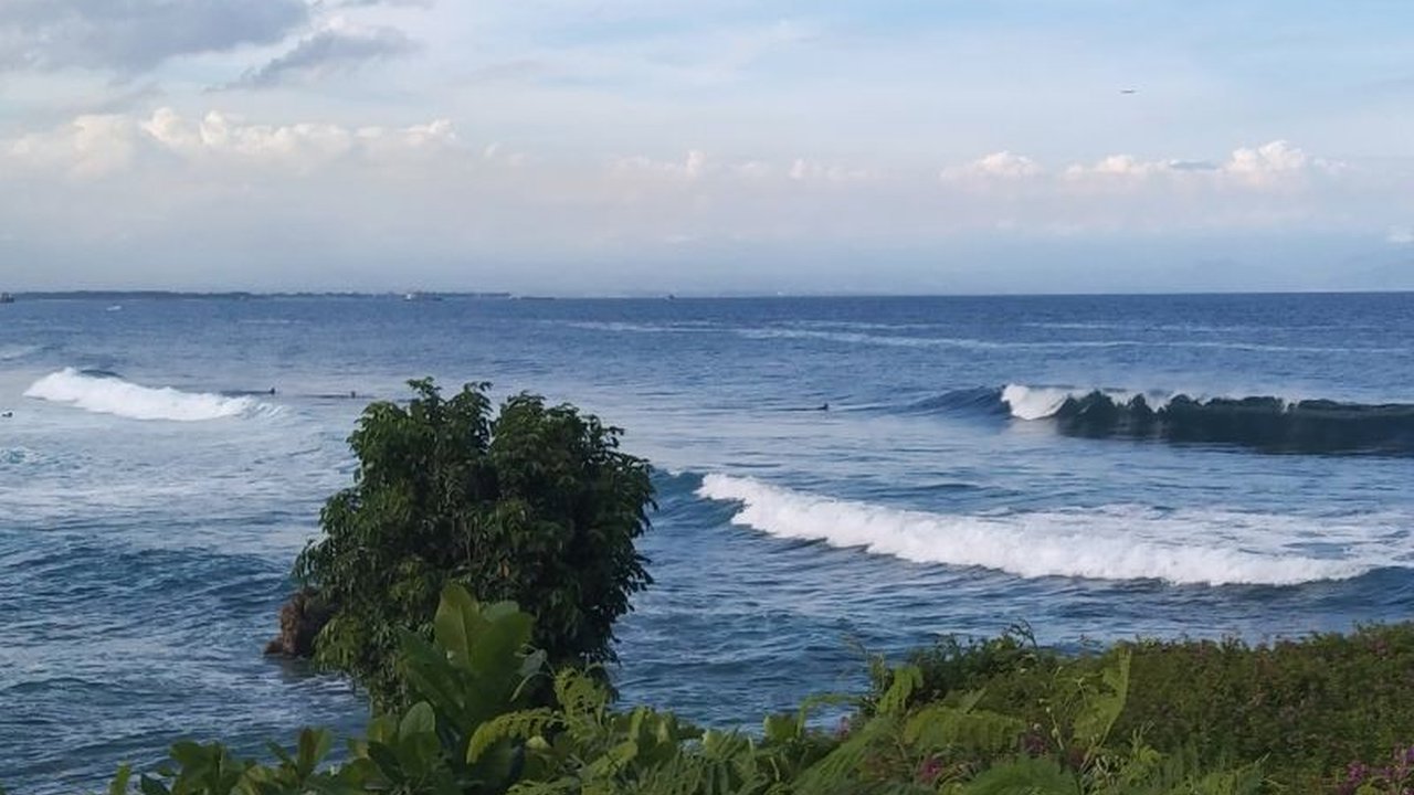 BBMKG memperingatkan potensi gelombang laut tinggi hingga 3,5 meter di Selat Bali dan sekitarnya pada 6-8 Mei 2025, mengancam keselamatan pelayaran dan aktivitas wisata bahari.