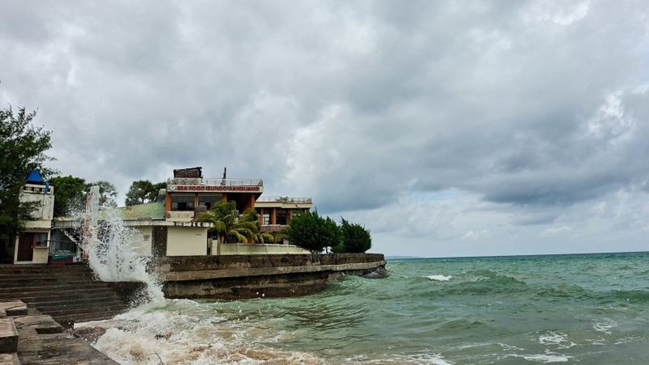 BMKG memperingatkan potensi gelombang tinggi hingga 4 meter di perairan NTT pada 6-9 Mei 2025, mengancam keselamatan pelayaran nelayan dan pengguna jasa laut lainnya.