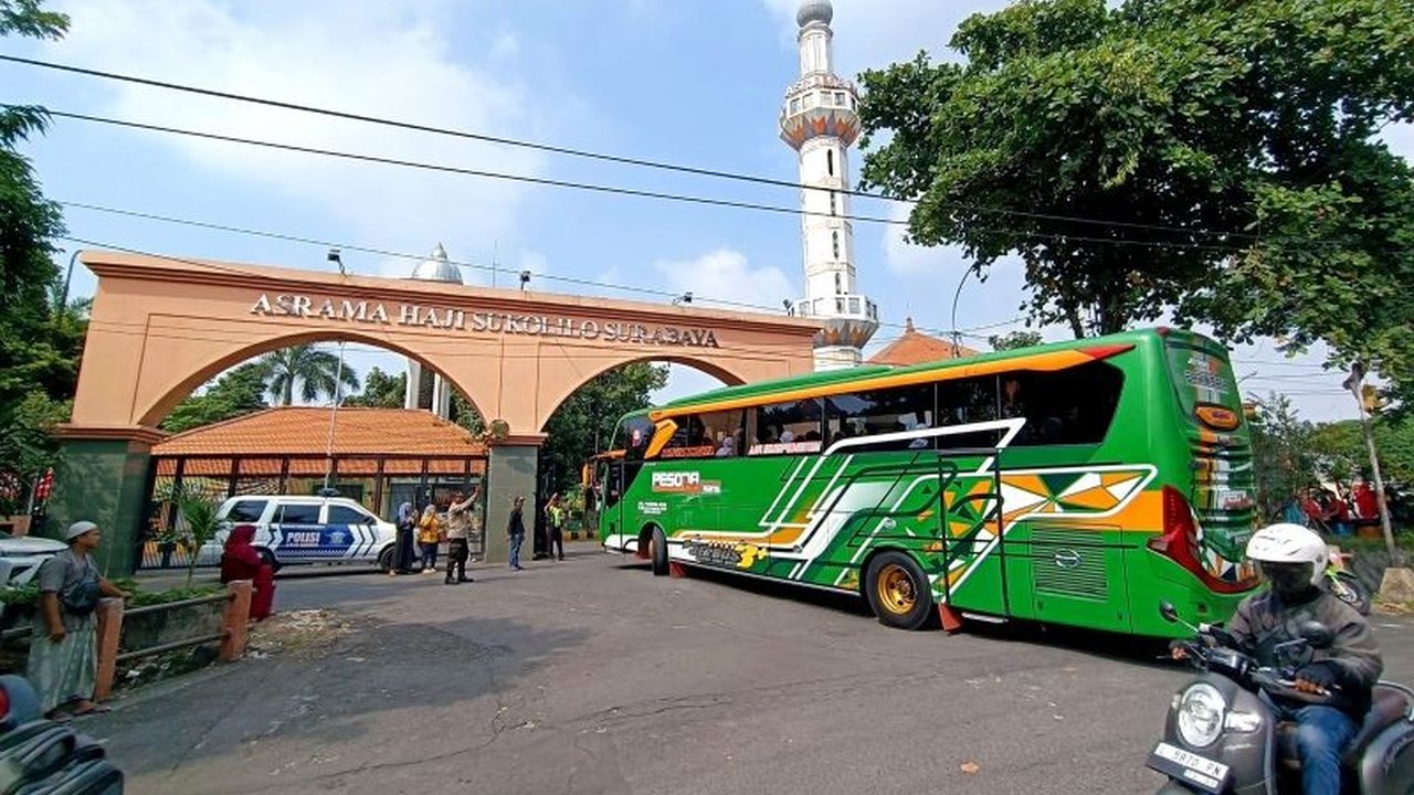 Petugas PPIH Embarkasi Surabaya temukan jamaah haji membawa rokok melebihi batas, namun secara umum proses pemberangkatan haji tetap berjalan lancar dan tertib.