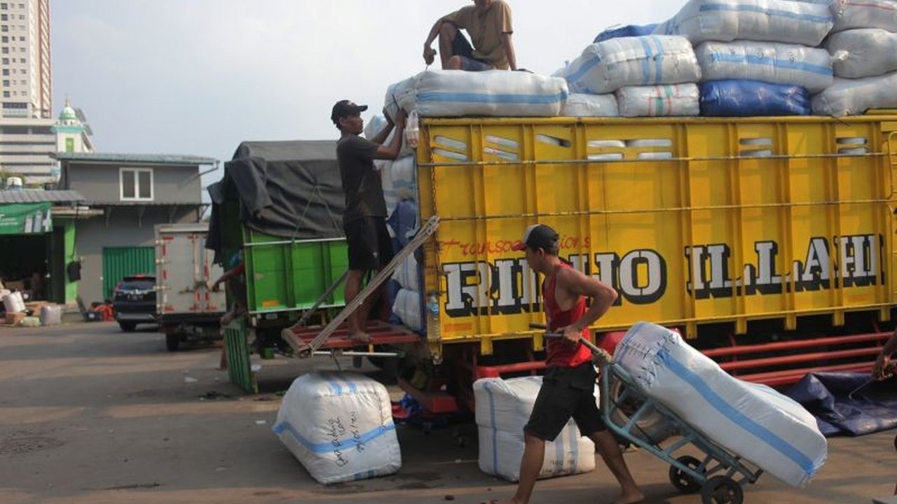 Meskipun angka pengangguran di Indonesia menurun, kualitas pekerjaan tetap menjadi masalah serius, ditandai dengan tingginya pekerja informal dan rendahnya upah.