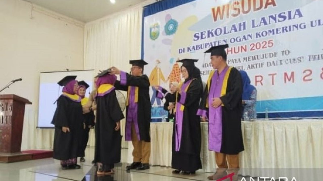 75 lansia di Kabupaten Ogan Komering Ulu (OKU), Sumatera Selatan, diwisuda setelah mengikuti Program Sekolah Lansia, membuktikan bahwa belajar tidak mengenal batas usia.