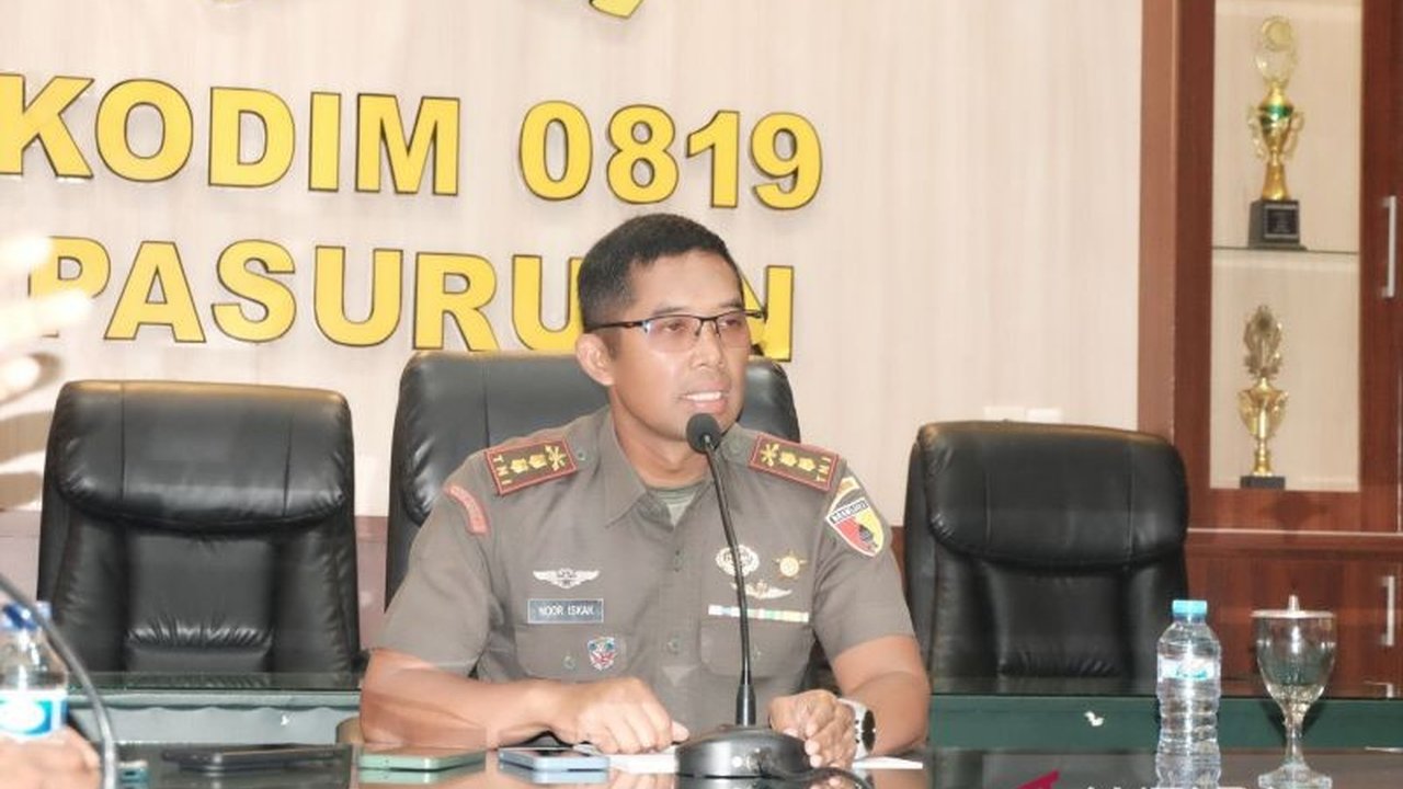 Satu truk Kostrad yang membawa amunisi terbakar di Tol Gempol, Pasuruan, menyebabkan satu prajurit tewas, bukan akibat ledakan, tetapi jatuh saat evakuasi; penyebab kebakaran masih diselidiki.