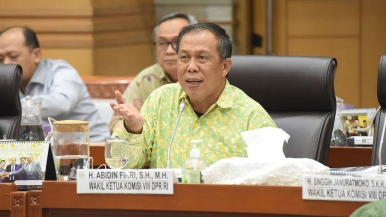 Komisi VIII DPR mendesak Kemenag menindak tegas travel haji ilegal yang menggunakan visa non-haji, serta meminta peningkatan kualitas layanan haji 2025 untuk antisipasi cuaca ekstrem dan lonjakan jemaah.
