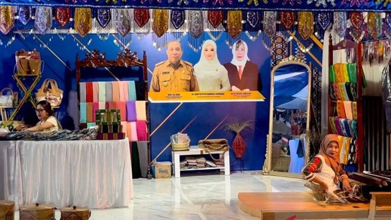 74 pelaku IKM Kota Kendari memamerkan produk unggulannya dalam Ekspo IKM Kendari 2025 untuk meningkatkan produktivitas dan pemasaran, sekaligus mendorong IKM lokal naik kelas.