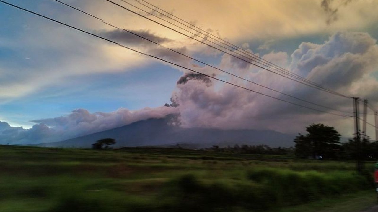 Gunung Marapi di Sumatera Barat kembali erupsi pada Selasa pagi, menyemburkan abu vulkanik setinggi 500 meter ke arah utara; PVMBG mengimbau masyarakat waspada dan menghindari radius 3 kilometer dari puncak.