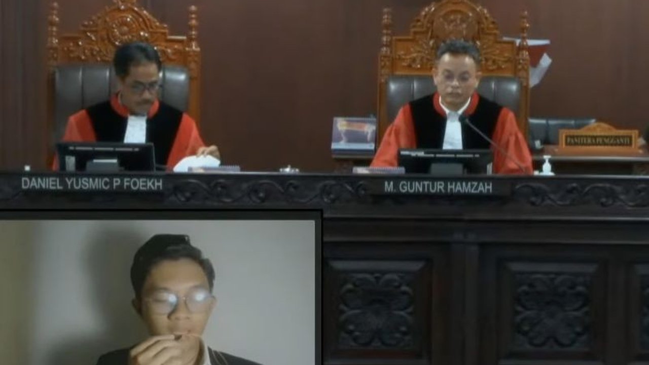Advokat Zico Leonard Djagardo Simanjuntak menggugat UU MD3 ke MK, meminta semua rapat DPR digelar di Gedung DPR RI dan membatasi pengaruh fraksi demi tegaknya demokrasi.