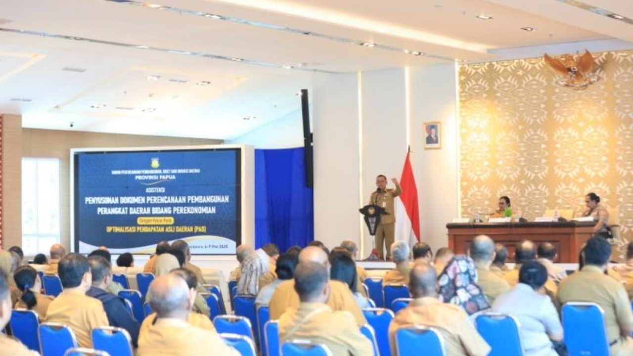 Penjabat Gubernur Papua, Ramses Limbong, meminta seluruh OPD untuk gencar menggali potensi Pendapatan Asli Daerah (PAD) guna mencapai target Rp515 miliar di tahun 2025 dan mempercepat pembangunan di Papua.