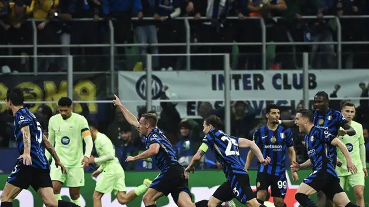 Skuad Inter Milan merayakan gol Davide Frattesi ke gawang Barcelona pada leg kedua semifinal Liga Champions 2024/2025 di Giuseppe Meazza. (PIERO CRUCIATTI / AFP)