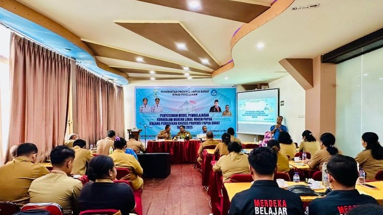 Dinas Pendidikan Papua Barat mengembangkan kurikulum muatan lokal Noken untuk pendidikan khusus di tujuh kabupaten, bertujuan melestarikan budaya dan adat istiadat Papua Barat.