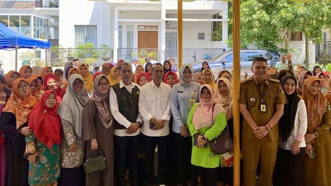 Wali Kota Batam mengajak 2.400 wanita tani untuk budidaya cabai di pekarangan rumah guna menekan inflasi dan meningkatkan perekonomian keluarga.