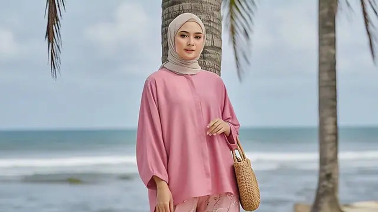 Blouse Viscose Pink dengan Celana Kulot (Liputan6.com/MetaAi)