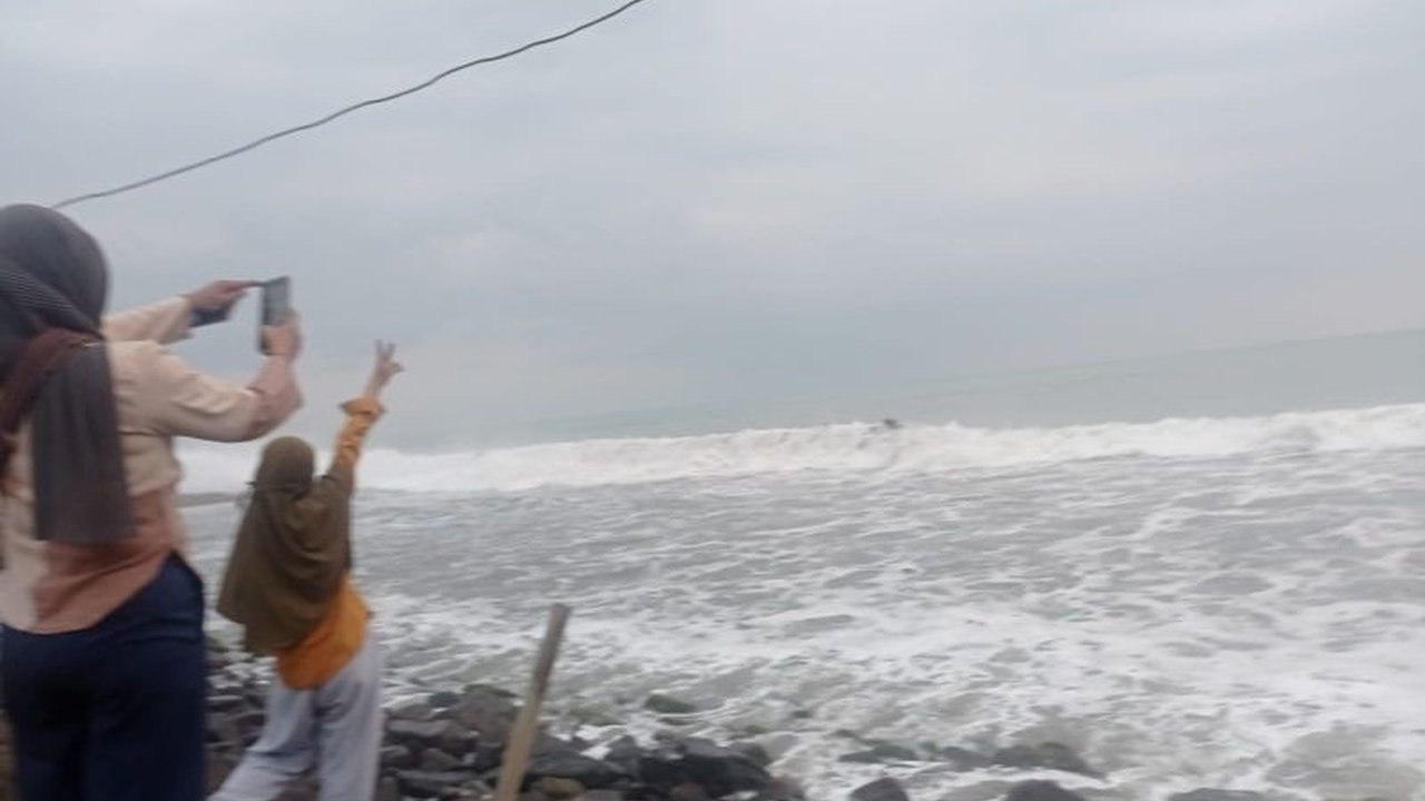 BMKG memperingatkan potensi gelombang laut tinggi hingga 4 meter di perairan Banten, disertai hujan lebat dan angin kencang di sejumlah wilayah.