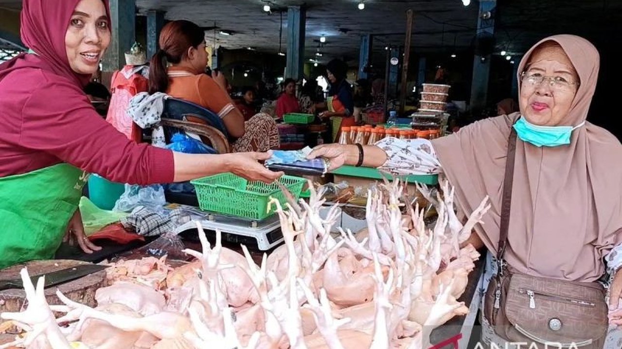 Bapanas melaporkan penurunan harga daging ayam dan cabai rawit di pasaran, serta update harga komoditas pangan lainnya di Indonesia.
