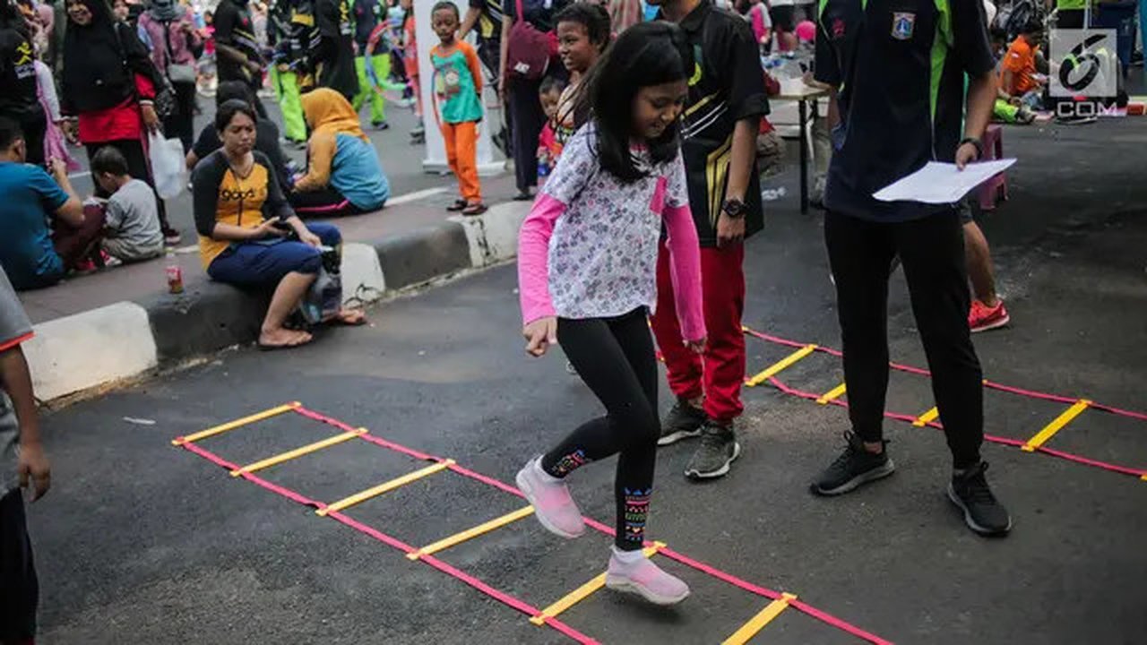 Anak-anak bermain permainan tradisional gobak sodor ditemani sejumlah mahasiswa dari Penggerak Olahraga saat car free day (CFD) di kawasan Bundaran HI, Jakarta, Minggu (14/7/2019). Kegiatan y