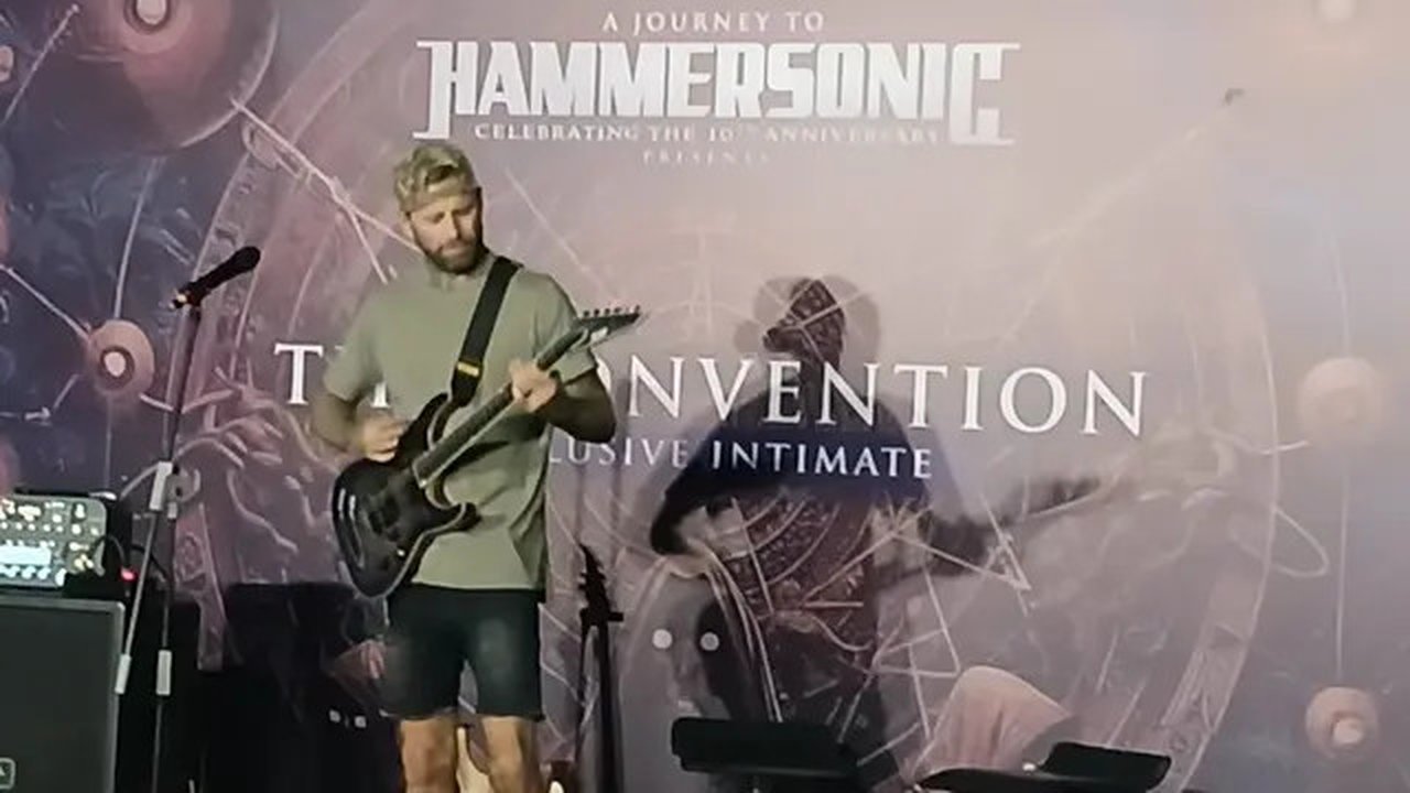 Aksi Jona Weinhofen dalam acara Journey to Hammersonic 10th Year Anniversary: The Convention yang digelar di Bali United, Kebon Jeruk, Jakarta Barat, Minggu (5/5/2025). (Foto: Ruly Riantri