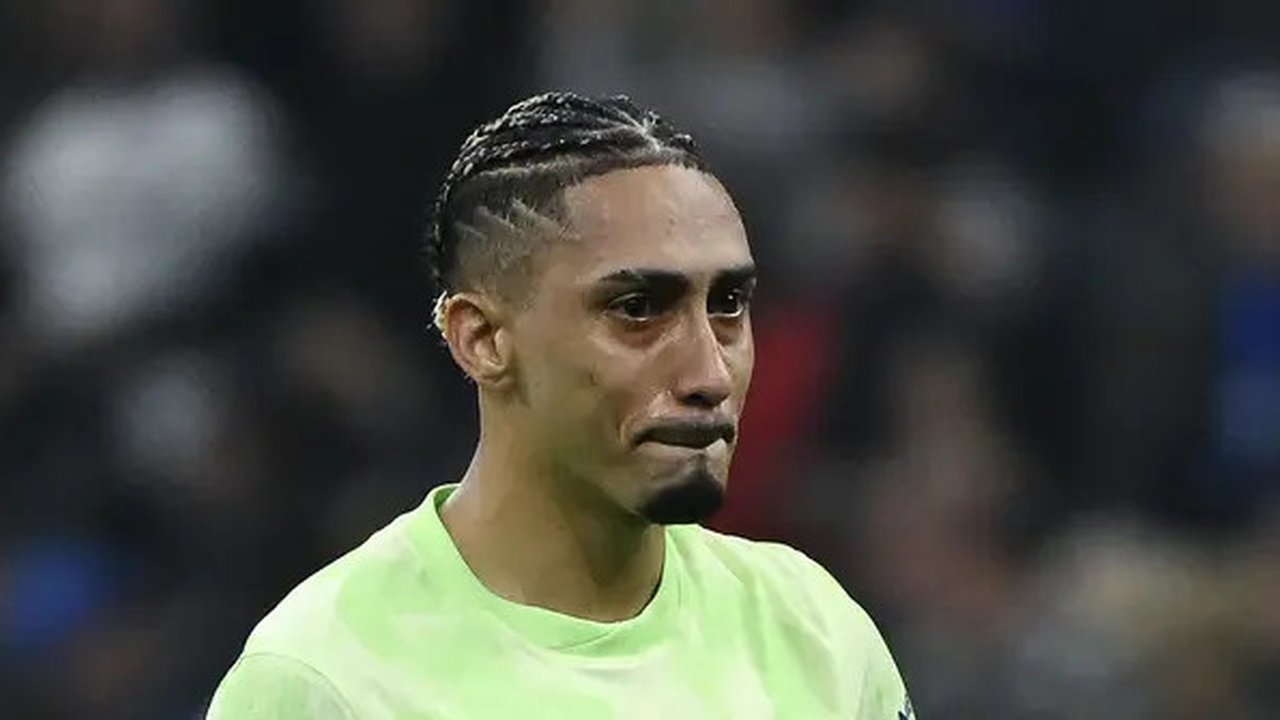 Reaksi Raphinha usai mengetahui fakta timnya Barcelona kandas dari Inter Milan di leg kedua semifinal Liga Champions 2024/2025. (PIERO CRUCIATTI / AFP)