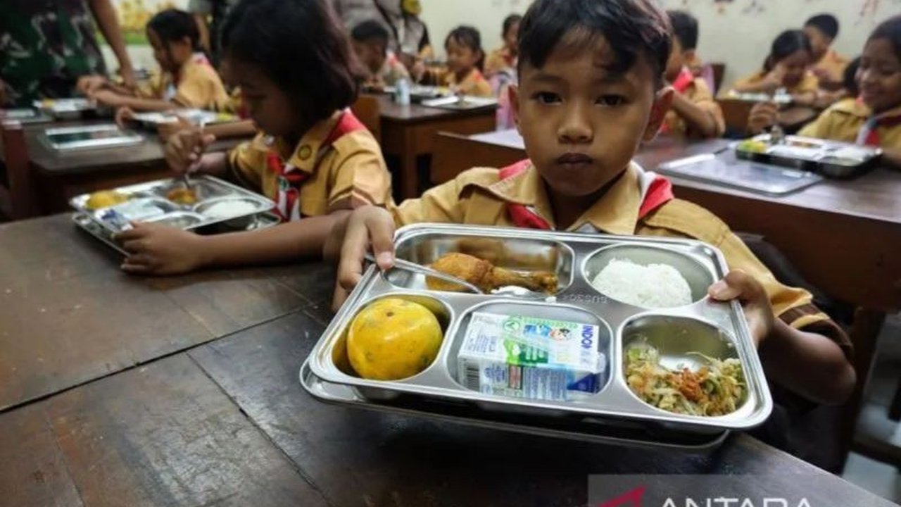 Pakar gizi UGM, Toto Sudargo, menyarankan desentralisasi Program Makan Bergizi Gratis (MBG) dengan melibatkan ahli gizi untuk mencegah stunting secara efektif.