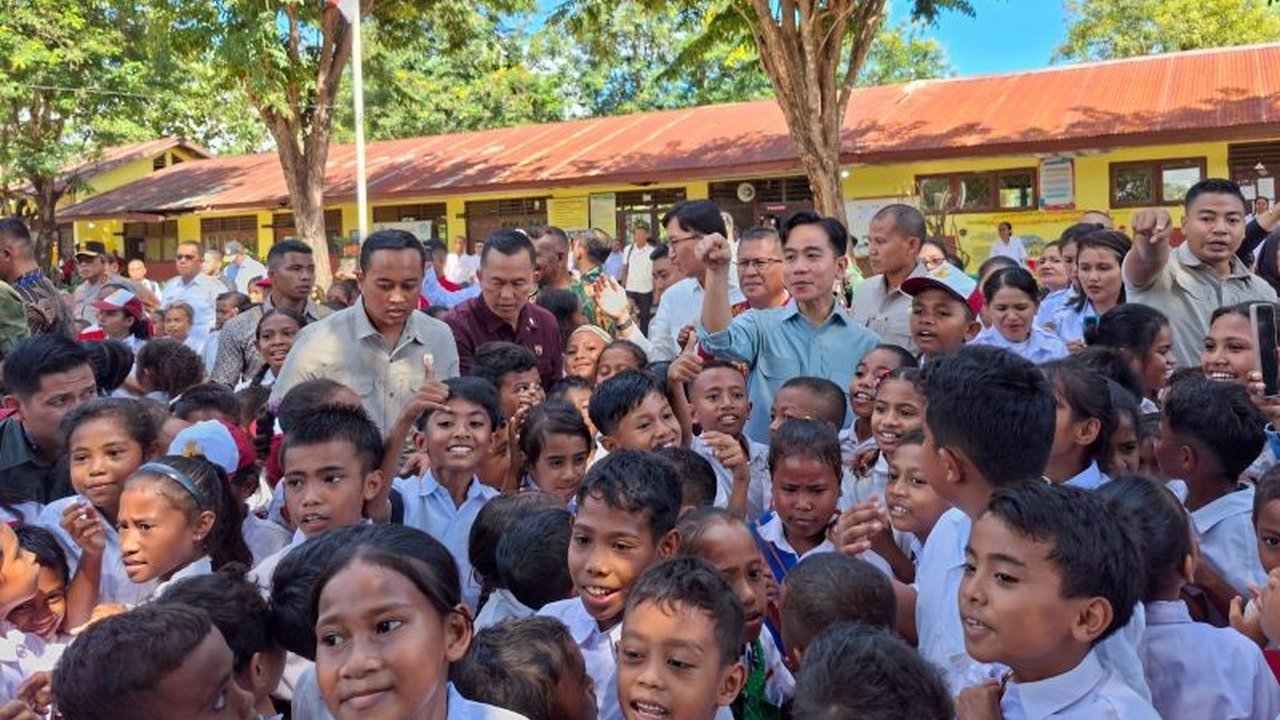 Wakil Presiden Gibran Rakabuming Raka menyerahkan bantuan pendidikan berupa tas, sepatu, dan laptop kepada 389 siswa SD Inpres Kaniti, Kabupaten Kupang, NTT, sebagai bentuk dukungan terhadap mutu pendidikan di daerah.