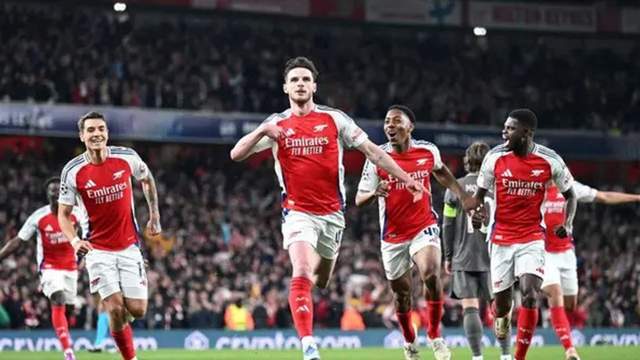Gelandang bertahan Arsenal, Declan Rice, merayakan golnya ke gawang Real Madrid pada leg pertama perempat final Liga Champions di Emirates Stadium, Rabu dini hari WIB (9-4-2025). (www.arse