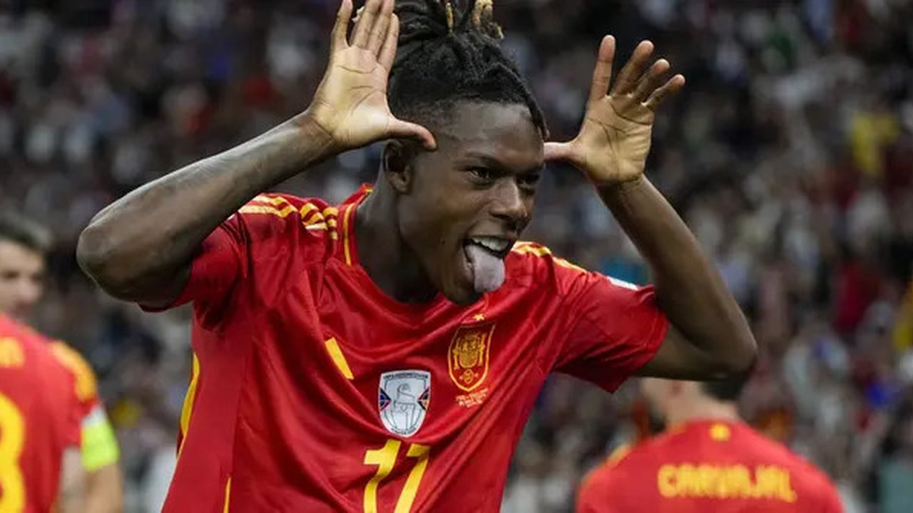 Selebrasi gelandang Timnas Spanyol, Nico Williams setelah mencetak gol pertama timnya ke gawang Timnas Inggris pada laga final Euro 2024 di Olympiastadion, Berlin, Jerman, Minggu (14/7/2024).