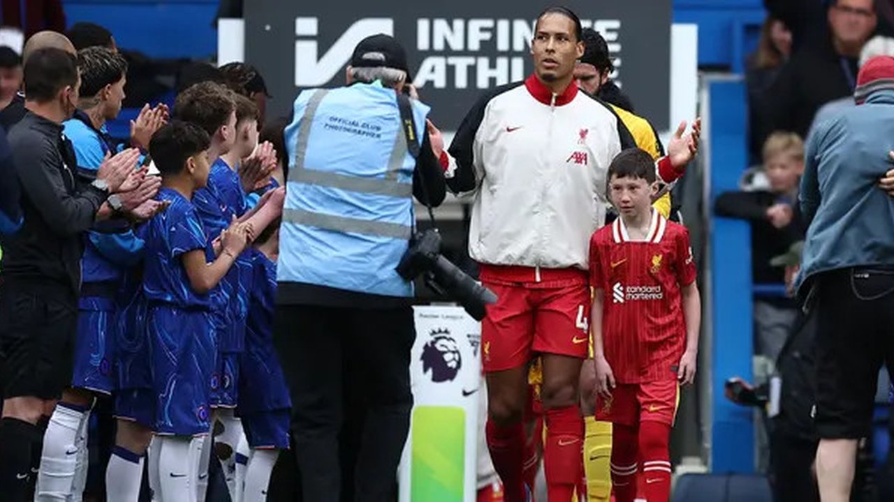 Para pemain Chelsea (kiri) melakukan Guard of Honour saat para pemain Liverpool memasuki lapangan pertandingan dalam laga lanjutan Liga Inggris 2024/2025 di Stamford Bridge, London, Inggris,