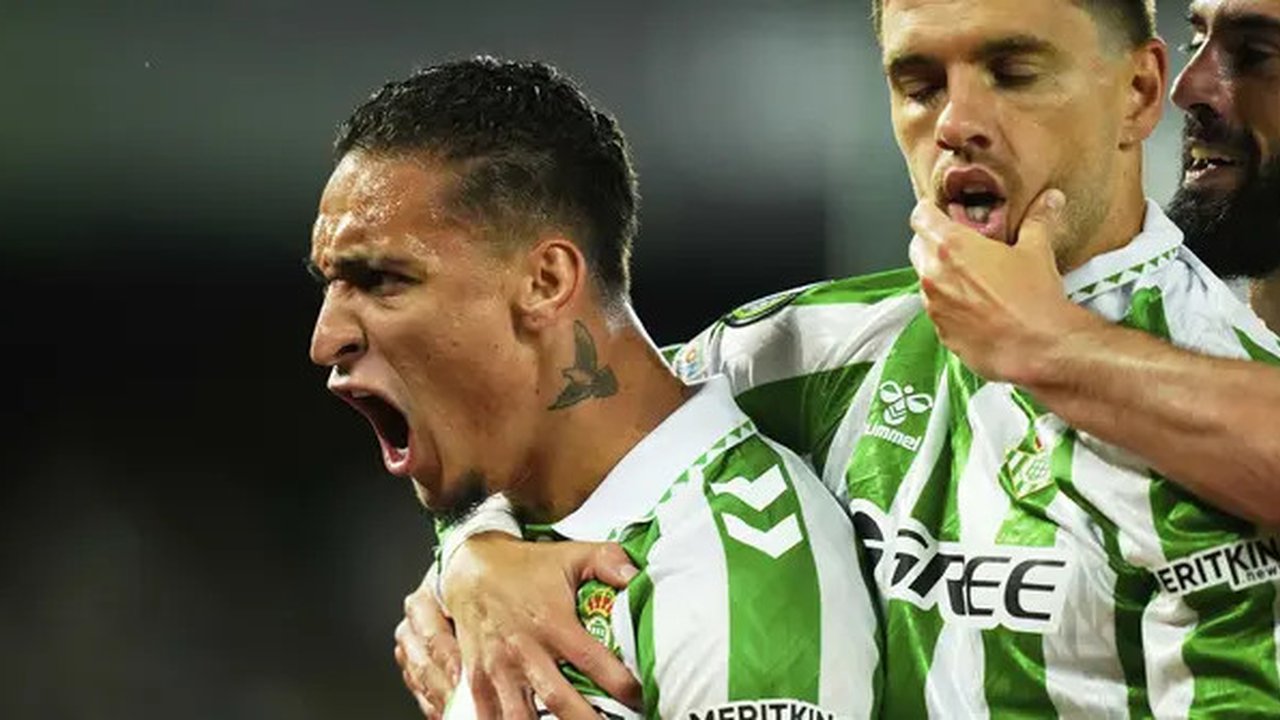 Pemain Real Betis, Antony (kiri) melakukan selebrasi setelah mencetak gol ke gawang Fiorentina dalam laga leg 1 semifinal Conference League 2024/2025 di Benito Villamarin Stadium, Sevilla, Sp