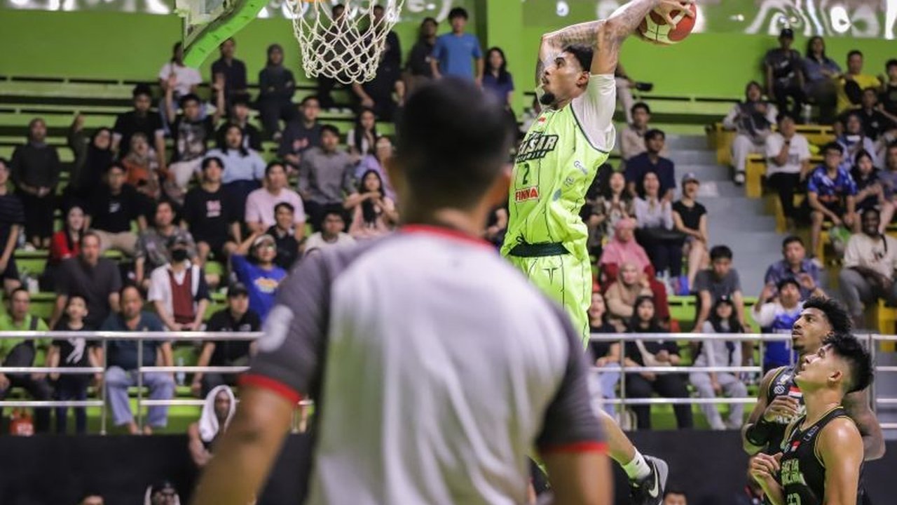 Satya Wacana Salatiga berhasil meraih kemenangan dramatis atas Pacific Caesar Surabaya dengan skor 88-84 dalam laga IBL 2025, Rabu malam, meskipun sempat tertinggal di awal pertandingan.