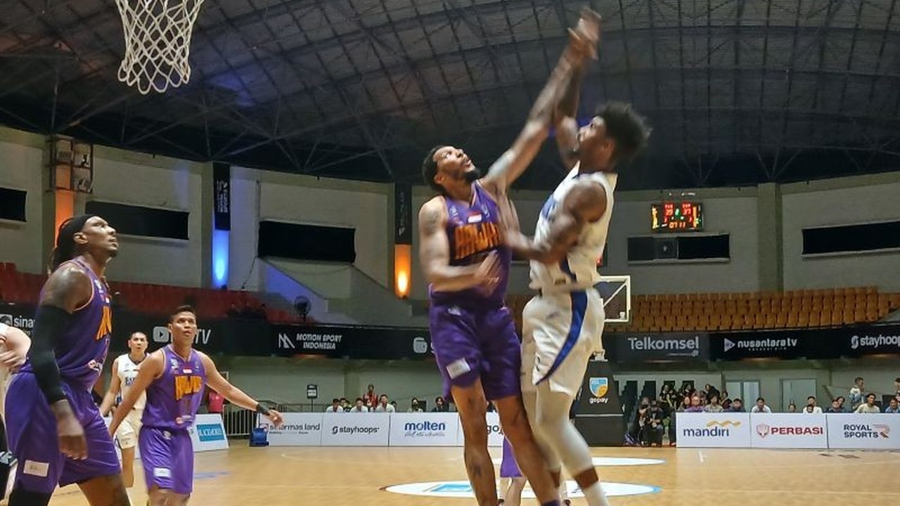 Tangerang Hawks berhasil membalikkan keadaan dan meraih kemenangan dramatis atas Satria Muda Pertamina Jakarta dengan skor 87-84 pada laga IBL di Tangerang.