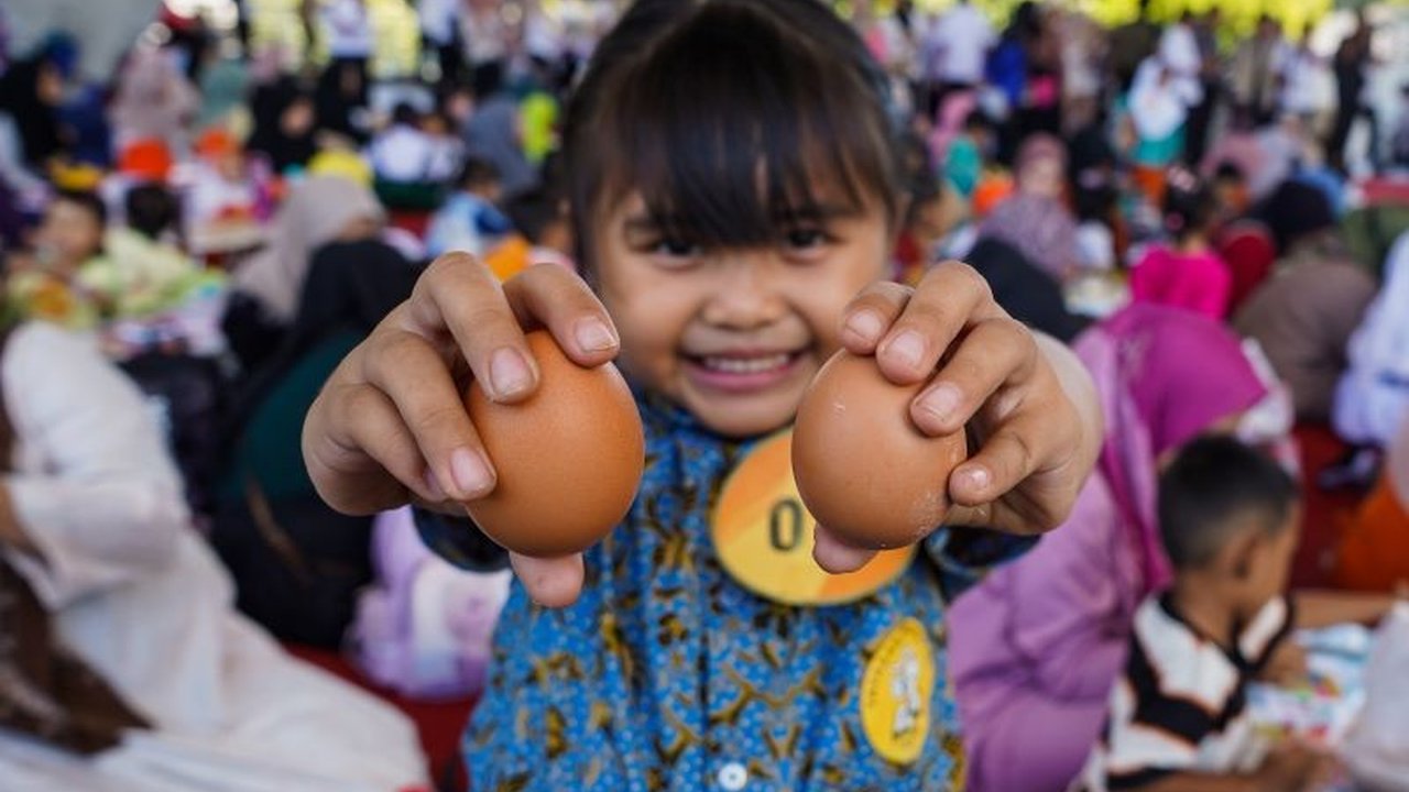 Aplikasi ZeroStunting, kolaborasi Edu Farmers dan KeyReply, memanfaatkan kecerdasan buatan untuk melawan stunting dengan melacak gizi anak dan memberikan edukasi kepada orang tua melalui WhatsApp.