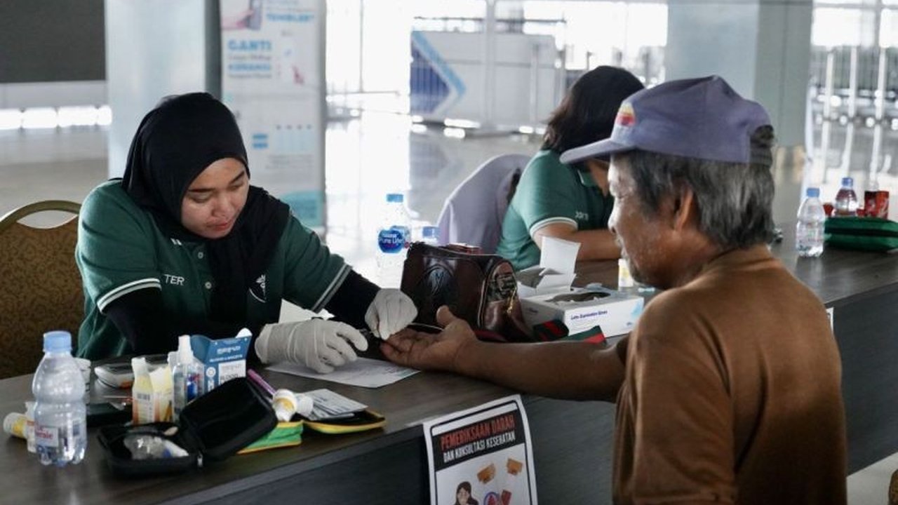 PT Subholding Pelindo Jasa Maritim (SPJM) menggelar pemeriksaan kesehatan gratis untuk Tenaga Kerja Bongkar Muat (TKBM) di Pelabuhan Soekarno Hatta Makassar dalam rangka memperingati Hari Buruh Internasional.