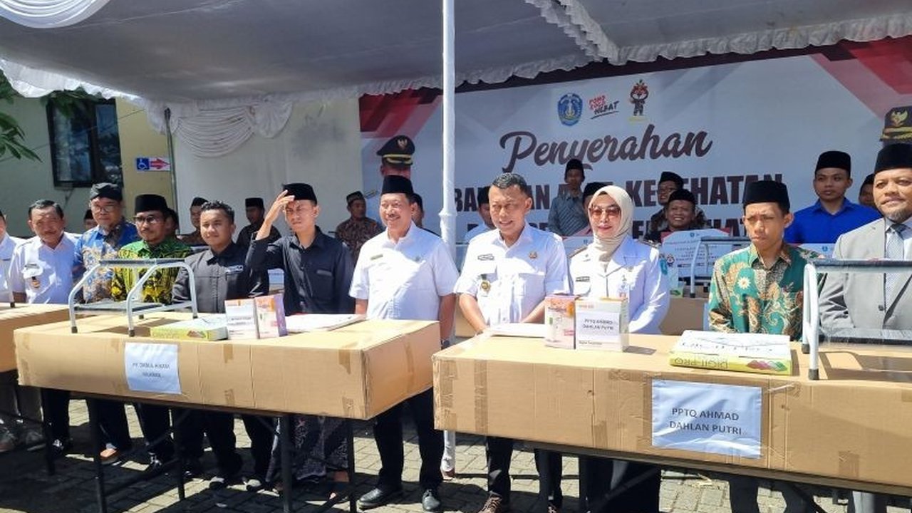 Pemkab Ponorogo salurkan bantuan alat kesehatan ke 22 pondok pesantren untuk mendorong kemandirian santri dalam menjaga kesehatan, sebuah langkah inovatif dalam program jangka panjang pembangunan daerah.