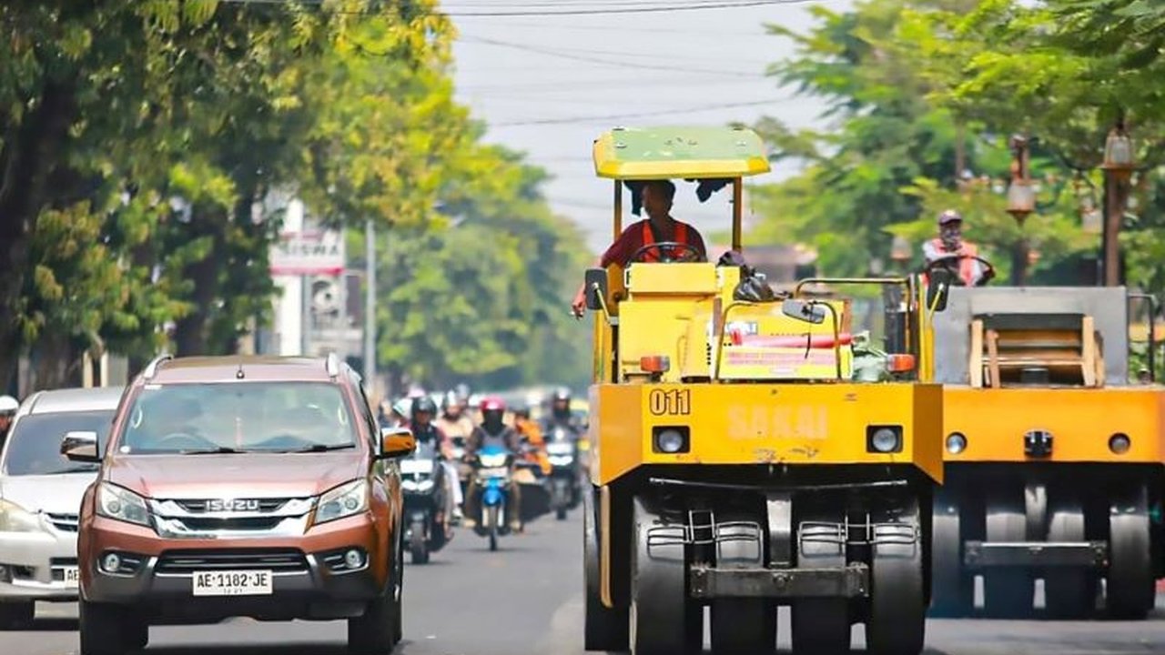 Pemkot Madiun alokasikan Rp21,1 miliar untuk pemeliharaan 21,96 kilometer jalan, termasuk jalur wisata dan jalur pangan, guna meningkatkan sektor pariwisata dan kenyamanan warga.