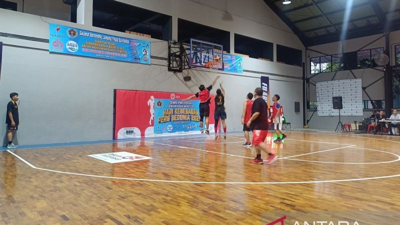 Puluhan jurnalis ramaikan turnamen basket 3x3 SIWO PWI dalam rangka Hari Kebebasan Pers Sedunia, mempererat silaturahmi dan menjaga kesehatan.
