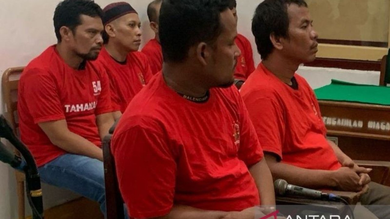 Jaksa Penuntut Umum (JPU) menuntut hukuman mati bagi empat terdakwa kurir narkoba yang menyelundupkan 40 kilogram sabu-sabu di Medan, Sumatera Utara.