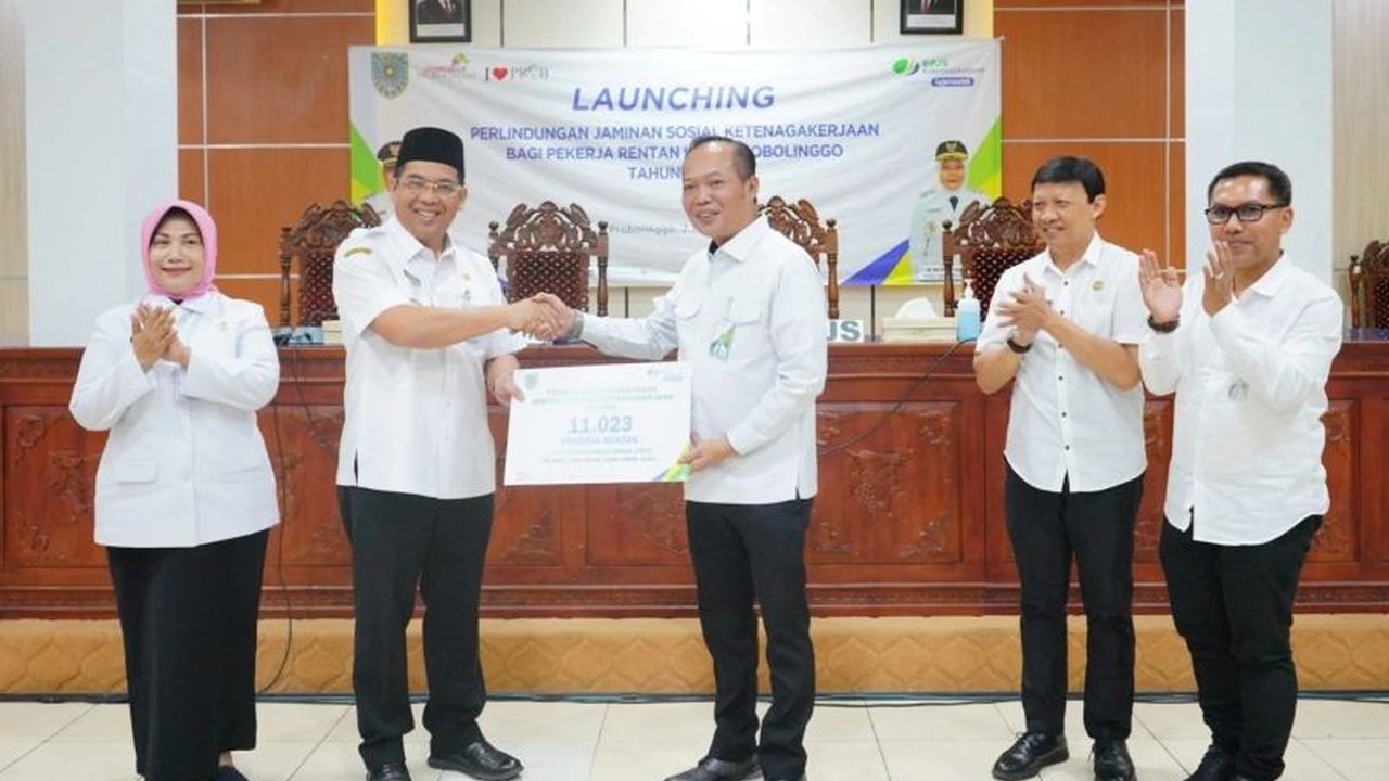 Pemerintah Kota Probolinggo meluncurkan program perlindungan jaminan sosial ketenagakerjaan bagi 11.023 pekerja rentan, termasuk petani, nelayan, dan UMKM, untuk meningkatkan kesejahteraan dan mencegah kemiskinan.
