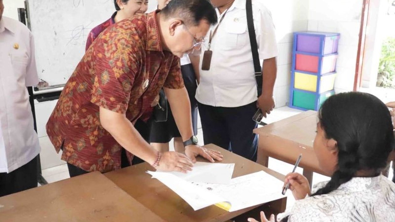 Pemkab Buleleng, Bali, meluncurkan program pendampingan intensif bagi siswa SMP yang kesulitan membaca, menulis, dan berhitung, dengan melibatkan psikolog dan kolaborasi keluarga untuk memastikan pendidikan inklusif.