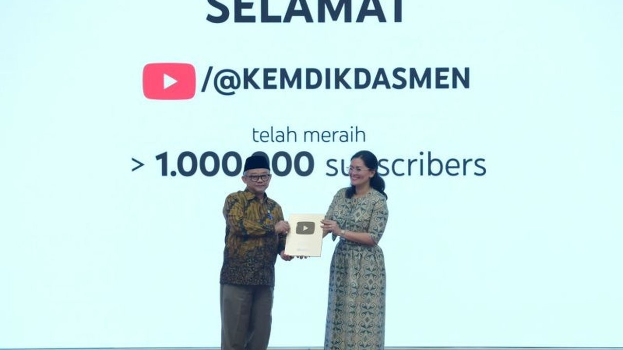 Kementerian Pendidikan, Kebudayaan, Riset, dan Teknologi (Kemendikbudristek) meraih Gold Play Button YouTube atas capaian 1 juta subscriber, menandai langkah maju dalam memanfaatkan teknologi untuk pemerataan pendidikan di Indonesia.