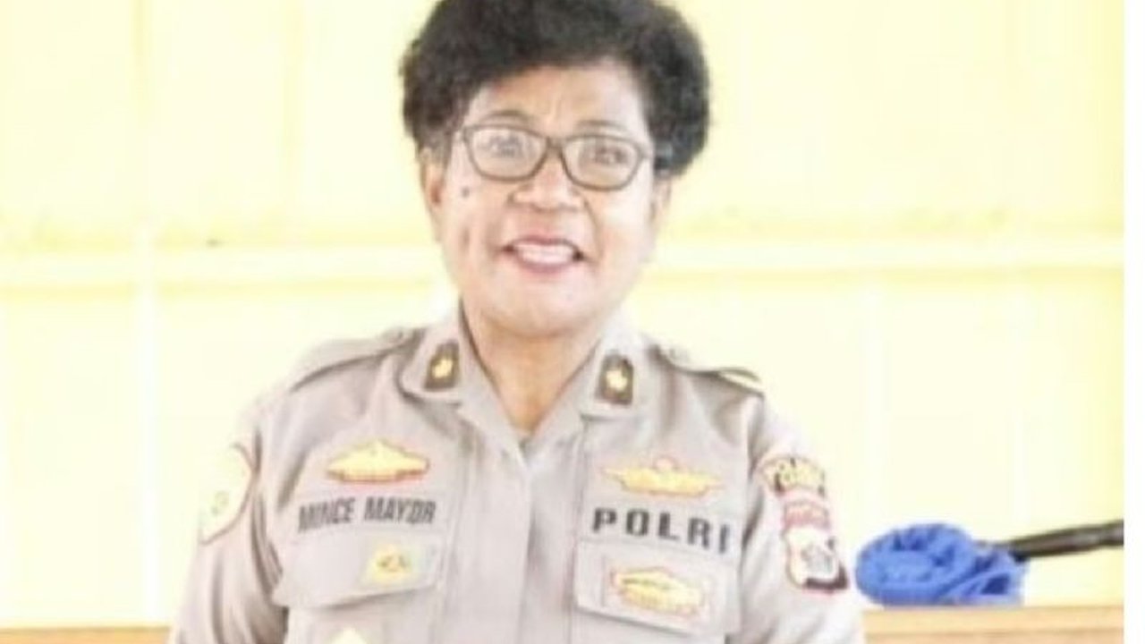 Penyerangan oleh orang tak dikenal (OTK) di Dogiyai, Papua Tengah, mengakibatkan tiga personel TNI-Polri terluka dan satu warga sipil meninggal dunia; pelaku penyerangan masih dalam penyelidikan.