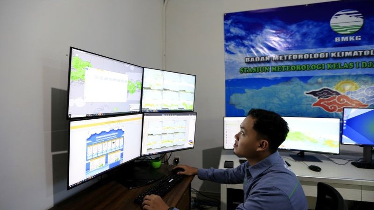 BMKG Gorontalo mengingatkan masyarakat untuk meningkatkan kewaspadaan terhadap potensi bencana hidrometeorologi, seperti puting beliung dan banjir, yang dipicu oleh peralihan musim.