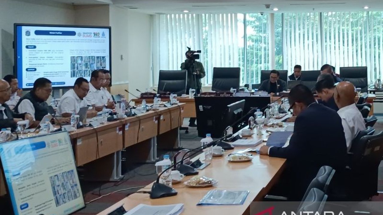 Anggota DPRD DKI Jakarta mendesak penindakan tegas terhadap pungutan liar dalam instalasi pipa air PAM Jaya yang meresahkan warga, sementara PAM Jaya memastikan akan memecat oknum yang terlibat.