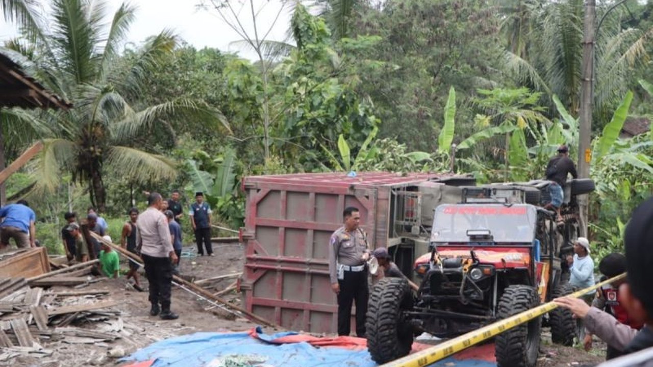 Kecelakaan maut antara truk pasir dan minibus di Purworejo, Jawa Tengah, menewaskan 11 orang dan melukai 5 lainnya; polisi masih menyelidiki penyebab kecelakaan.