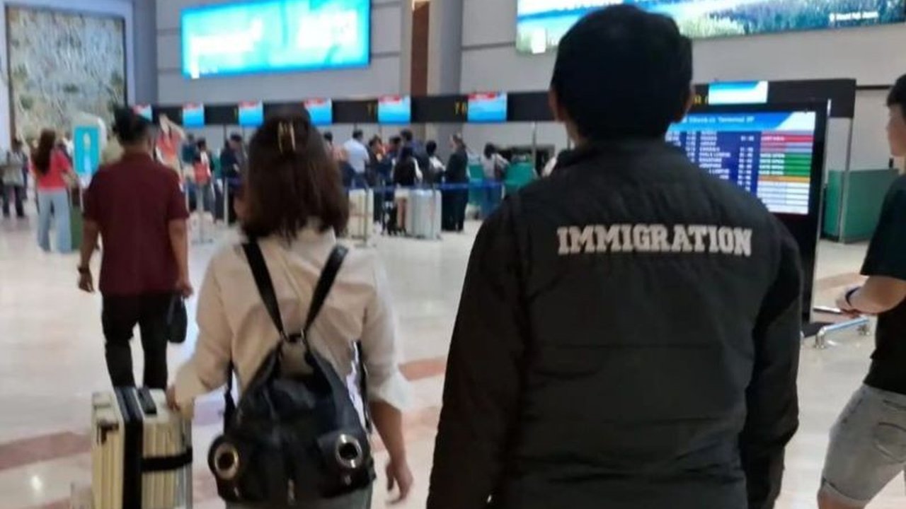 Seorang warga negara Vietnam, NTH, dideportasi dari Indonesia karena melanggar izin tinggal dan diduga memberikan pelatihan pijat ilegal di Jakarta Selatan.