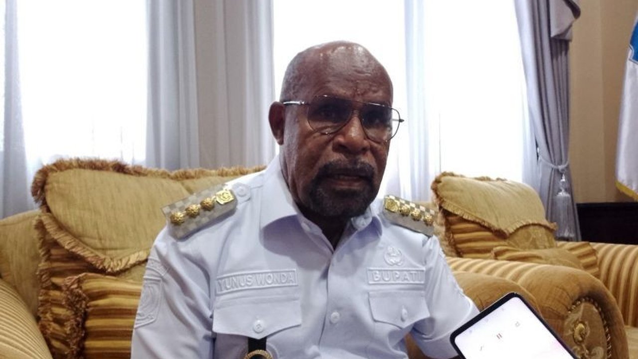 Bupati Jayapura, Yunus Wonda, mengajak masyarakat mendukung pembangunan tower telekomunikasi untuk akses internet di daerah terpencil guna meningkatkan layanan pendidikan, kesehatan, dan pemerintahan.