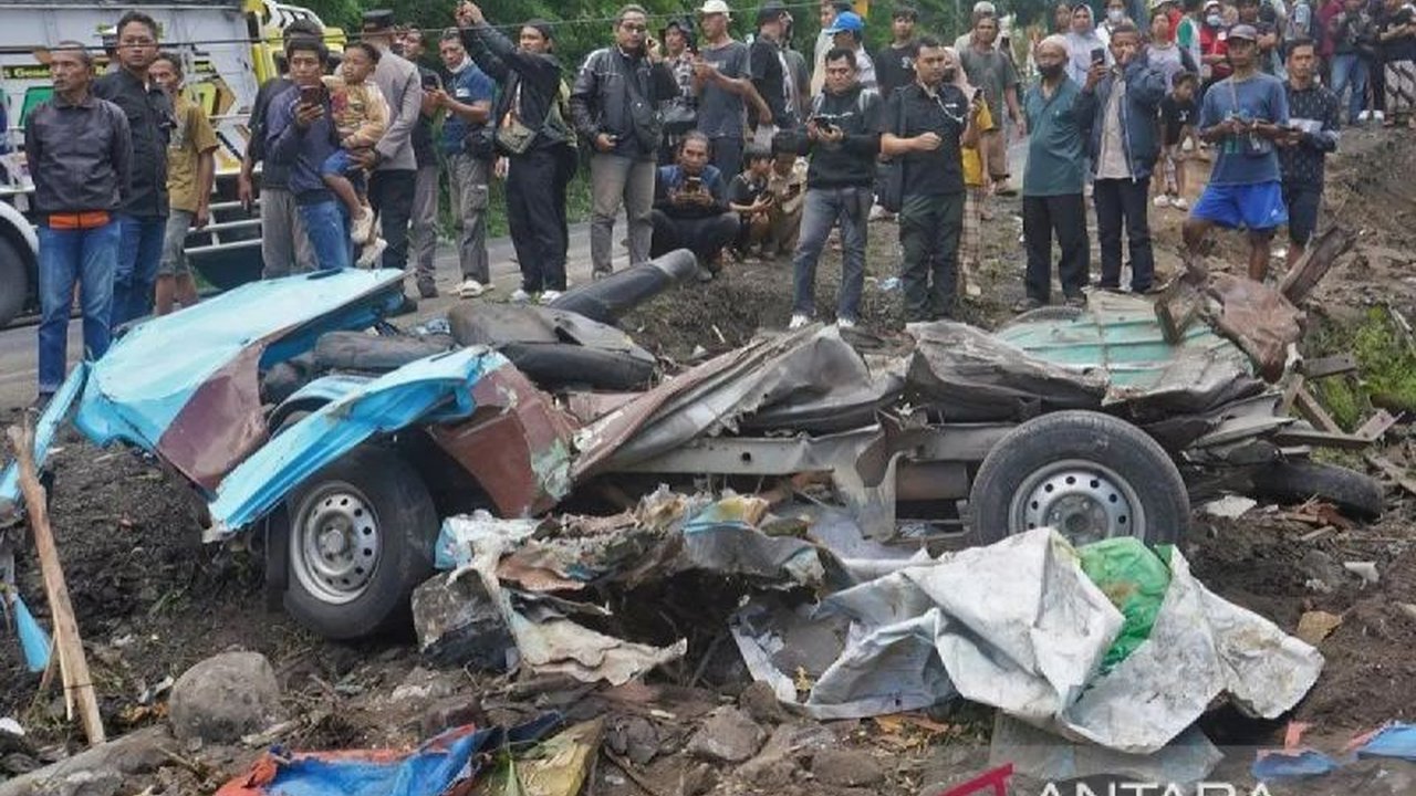 Kecelakaan dump truk di Purworejo menewaskan 11 orang dan melukai 6 lainnya; Kemenhub menyatakan truk tersebut tidak terdaftar dalam sistem perizinan.