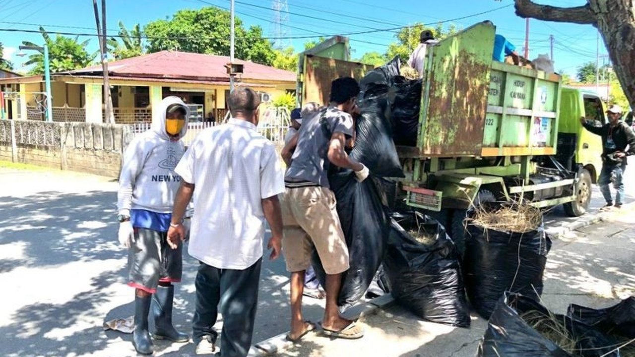 Pemerintah Kabupaten Kaimana, Papua Barat, melalui Dinas Lingkungan Hidup (DLH) kerahkan 60 petugas kebersihan baru untuk optimalkan penanganan sampah di wilayah tersebut.