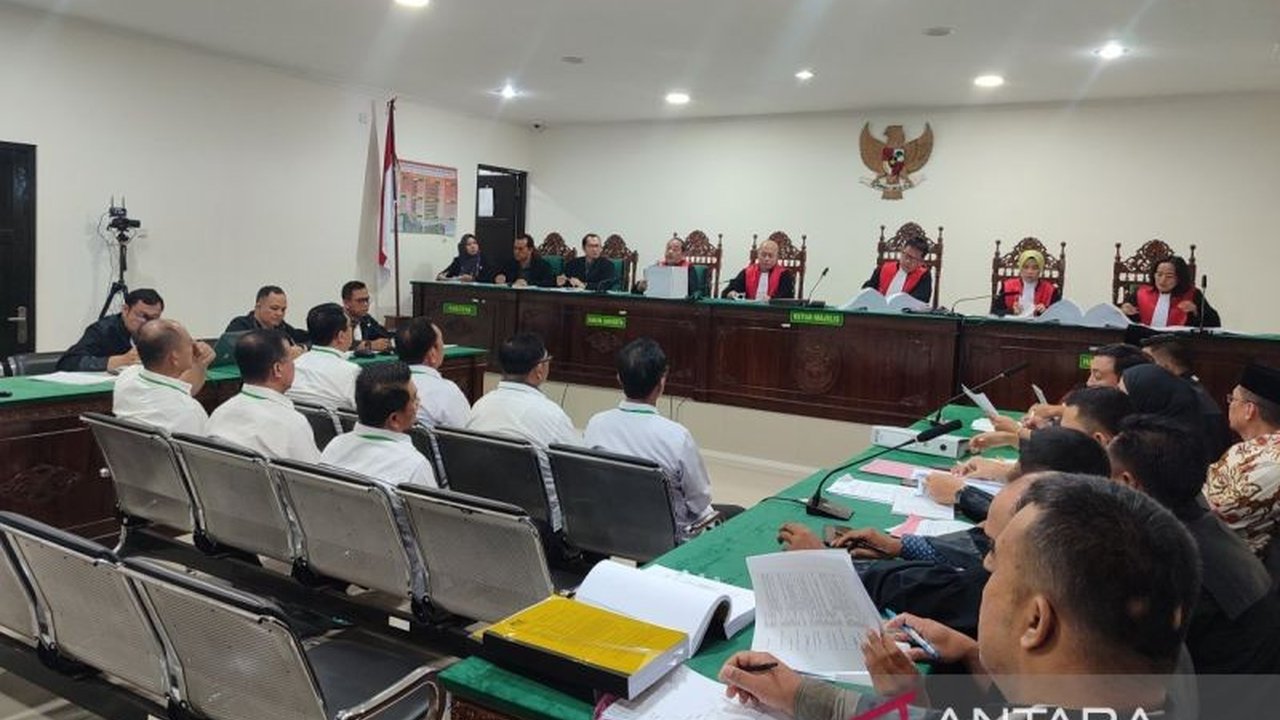 Tujuh pejabat Pemprov Bengkulu mengaku memberikan uang kepada mantan Gubernur Rohidin Mersyah untuk Pilkada 2024; Rohidin membantah paksaan dan menyatakan pemindahan jabatan berdasarkan evaluasi kinerja.