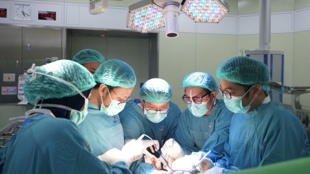 Rumah Sakit Universitas Indonesia (RSUI) berhasil melakukan operasi perdana pengangkatan tumor dengan teknik megaprosthesis, menyelamatkan tungkai pasien dari amputasi.