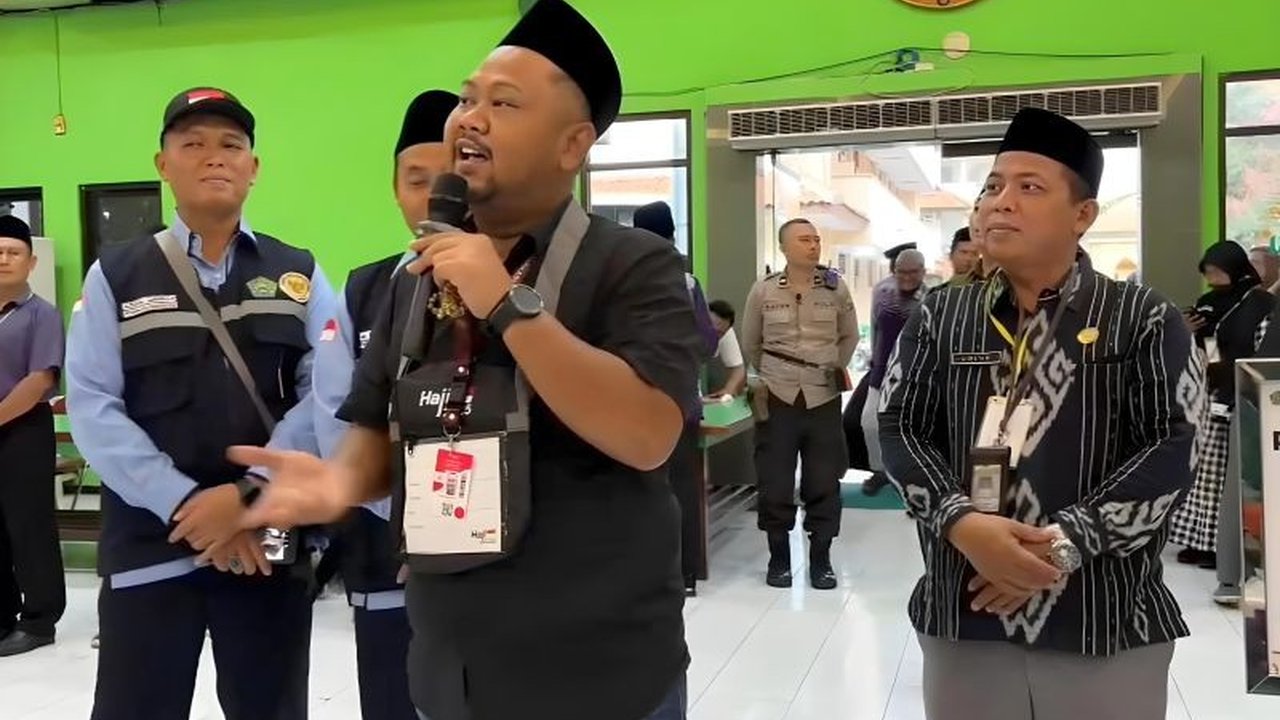 Bupati Gresik, Fandi Akhmad Yani, mendampingi keberangkatan jamaah haji kloter 21 sebagai Petugas Haji Daerah (PHD) dan memberikan pesan penting terkait kesehatan dan ibadah.